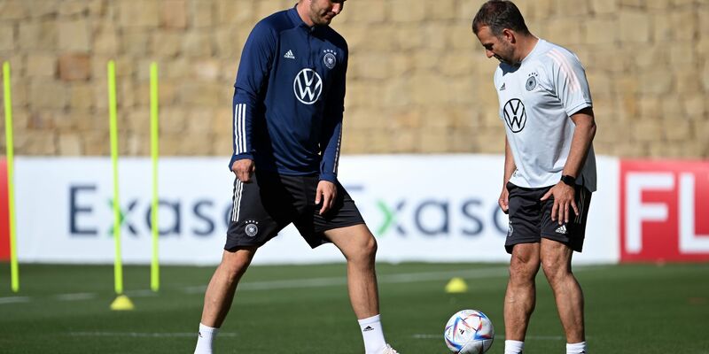 Bundestrainer Hansi Flick (r) verzichtete zum 1000. DFB-Länderspiel auf BVB-Profi Niklas Süle. - Foto: Federico Gambarini/dpa