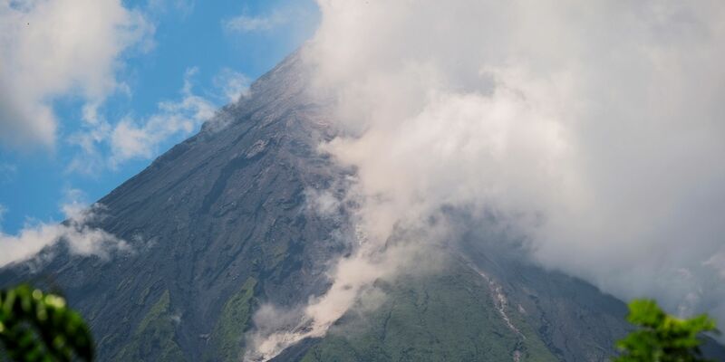 Das philippinische Institut für Vulkanologie und Seismologie erhöht den Status des Vulkans Mayon wegen «erhöhter Tendenz zu einer gefährlichen Eruption» auf Alarmstufe 3. - Foto: John Michael Magdasoc/AP/dpa