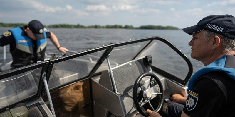 Polizisten bei der Patrouille im Bereich des Kachowka-Stausees am Fluss Dnipro. - Foto: Evgeniy Maloletka/AP/dpa