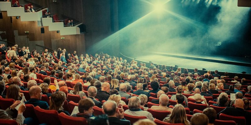 Blick in den Zuschauerraum des Ruhrfestspielhauses in Recklinghausen. Das Theater-, Musik- und Tanzfestival endet am Sonntag. - Foto: Maria Koltschin, Nina Wichard/Ruhrfestspiele/dpa