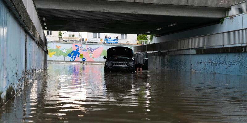 Ein Auto steht in einer überschwemmten Unterführung in Darmstadt. Heftige Gewitter mit Starkregen haben vor allem in Südhessen Schäden angerichtet. - Foto: --/5VISION.NEWS/dpa
