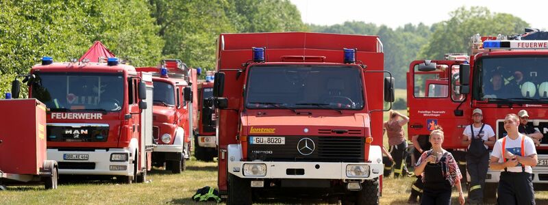 In Göldenitz in Mecklenburg-Vorpommern stehen Fahrzeuge für den weiteren Einsatz gegen den Wald- und Moorbrand bereit. - Foto: Bernd Wüstneck/dpa