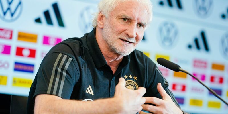 Nimmt das DFB-Team in die Pflicht: Direktor Rudi Völler. - Foto: Uwe Anspach/dpa