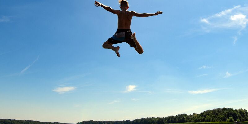 Hinein ins kühle - und in der Mehrheit der Fälle auch saubere - Nass. - Foto: Patrick Pleul/dpa-Zentralbild/dpa