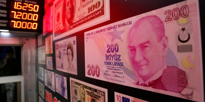 Kopie einer 200-Lira-Banknote mit einem Foto des Gründers der Republik Türkei, Mustafa Kemal Atatürk, in einer Wechselstube in Istanbul. - Foto: Lefteris Pitarakis/AP/dpa