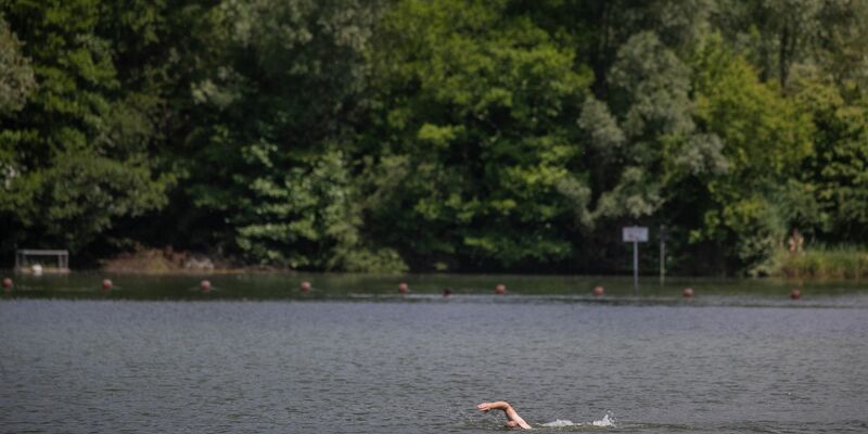 Der Badesee Plüderhausen (Baden-Württemberg) lädt zum Schwimmen ein. - Foto: Christoph Schmidt/dpa