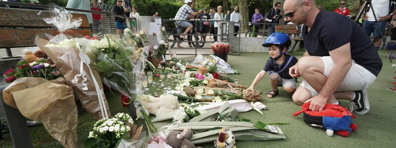 Nach dem Messerangriff in Annecy haben Menschen in der Nähe des Tatorts Blumen und Kuscheltiere abgelegt und gedenken der Opfer. - Foto: Peter Byrne/PA Wire/dpa