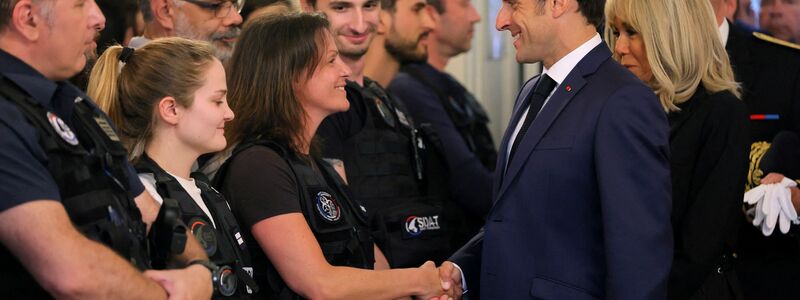 Der französische Präsident Emmanuel Macron und seine Frau Brigitte Macron (r) treffen in Annecy Rettungskräfte. - Foto: Denis Balibouse/Reuters Pool/AP/dpa