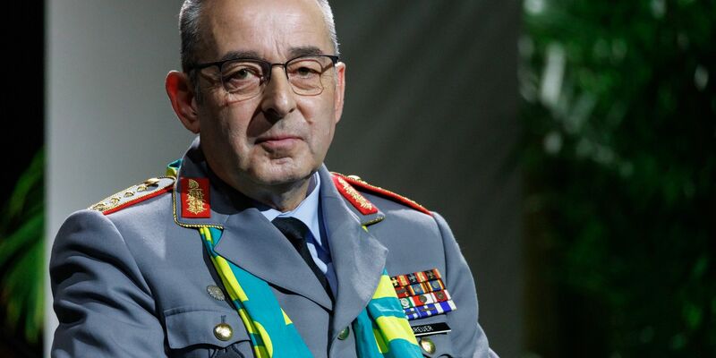 Carsten Breuer, Generalinspekteur der Bundeswehr, nimmt beim 38. Deutschen Evangelischen Kirchentag an einer Podiumsdiskussion teil. - Foto: Daniel Karmann/dpa