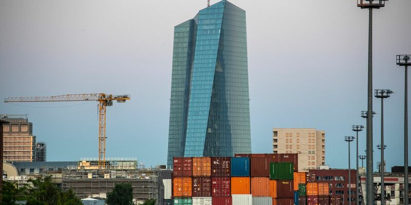 Die Zentrale der Europäischen Zentralbank (EZB) in Frankfurt. Was wird sie am Donnerstag entscheiden? - Foto: Helmut Fricke/dpa