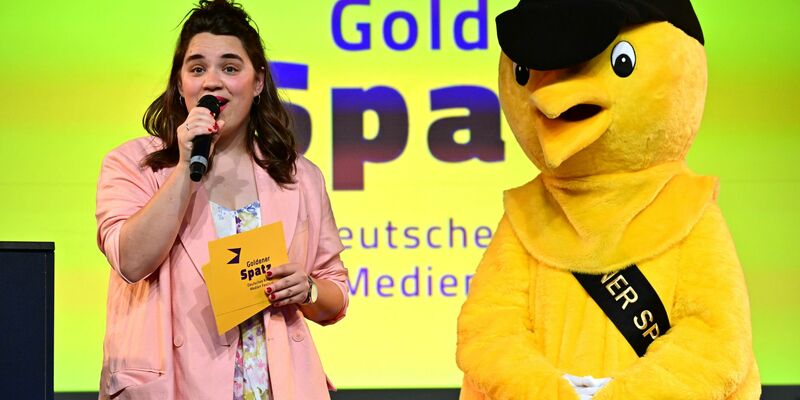 Festivalleiterin Elisabeth Wenk und der «Goldene Spatz». - Foto: Martin Schutt/dpa