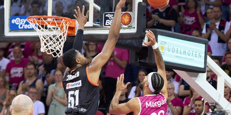 Ulms Bruno Caboclo verteidigt gegen den Bonner Jeremy Morgan. - Foto: Thomas Frey/dpa
