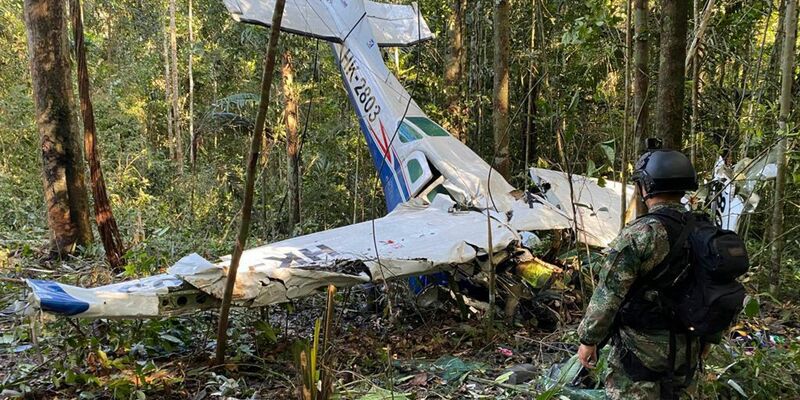 Die Propellermaschine vom Typ Cessna 206 war im Süden des Landes mit sieben Menschen an Bord verunglückt. - Foto: -/Pressebüro der kolumbianischen Streitkräfte via AP/dpa