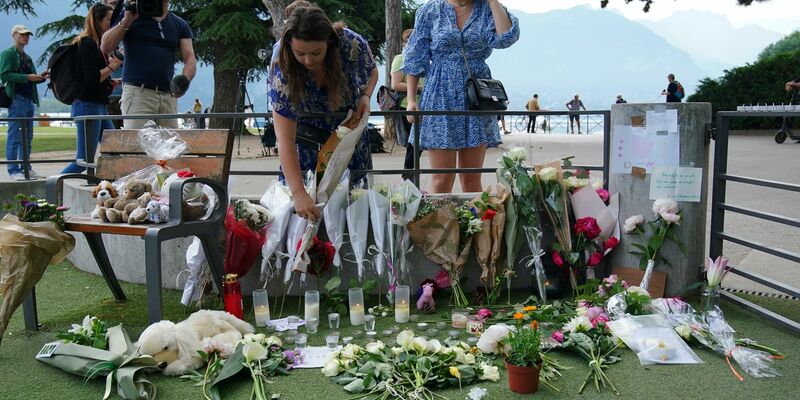 Ganz Frankreich ist geschockt - in Annecy selbst äußern Menschen ihr Mitgefühl durch Blumen am Tatort. - Foto: Peter Byrne/PA Wire/dpa