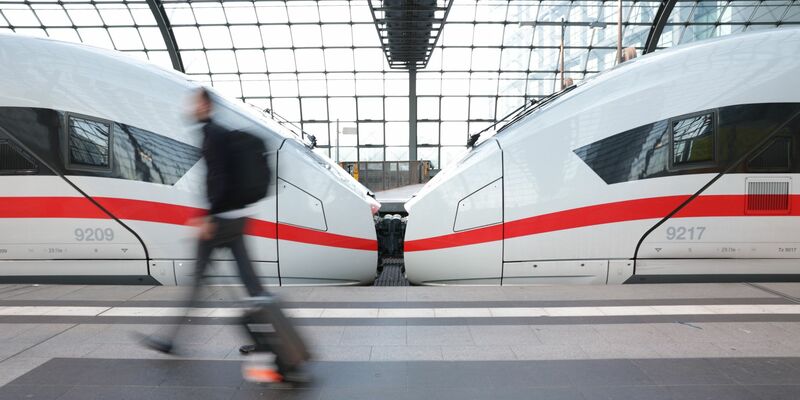 Ein ICE im Berliner Hauptbahnhof. (Symbolbild) - Foto: Joerg Carstensen/dpa