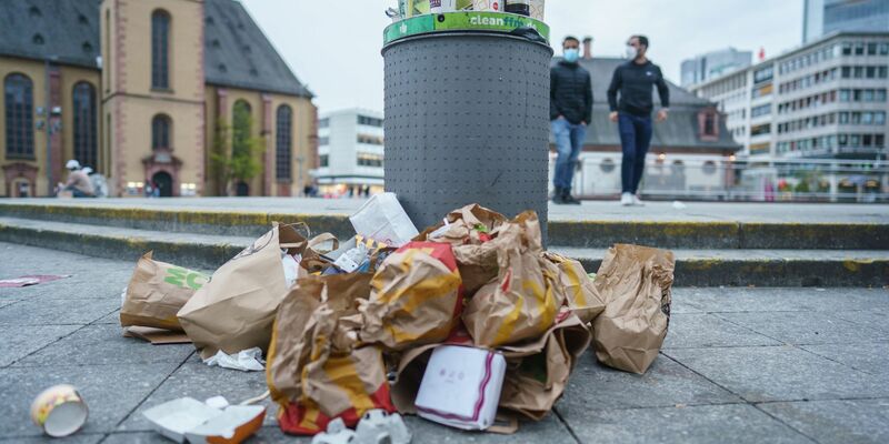 In Tübingen wird seit Anfang 2022 für Einweggeschirr und Einwegverpackungen eine Gebühr fällig. - Foto: Frank Rumpenhorst/dpa