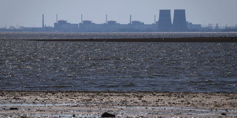 Das Kernkraftwerk Saporischschja im Hintergrund des flachen Kachowka-Stausees. Die Anlage ist seit 2022 unter russischer Besatzung. - Foto: Kateryna Klochko/AP