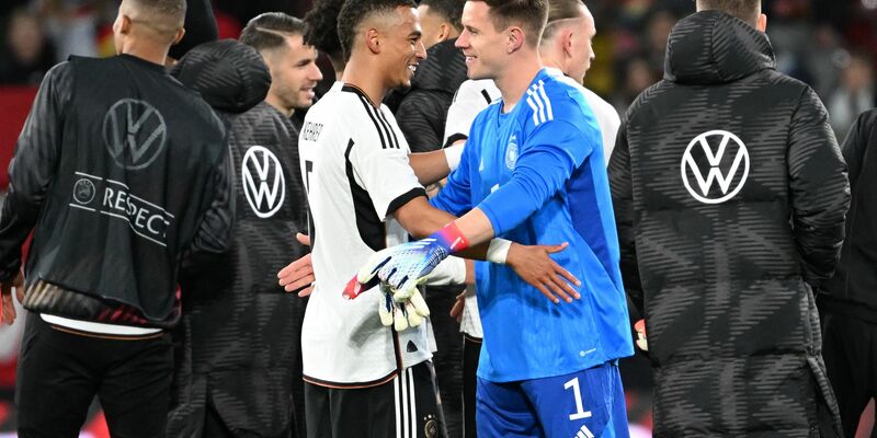 Als Nachzügler trainierte Thilo Kehrer (l) individuell, Marc-André ter Stegen(r) startete ins Torwarttraining. - Foto: Federico Gambarini/dpa/Archivbild