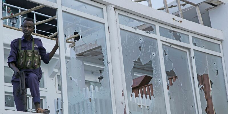Ein somalischer Soldat steht vor einem zerstörten Fenster des Pearl Beach Hotels in Mogadischu. - Foto: Farah Abdi Warsameh/AP