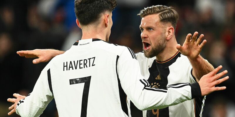 Bilden gegen die Ukraine die deutsche Offensivspitze: Niclas Füllkrug (r) und Kai Havertz. - Foto: Arne Dedert/dpa