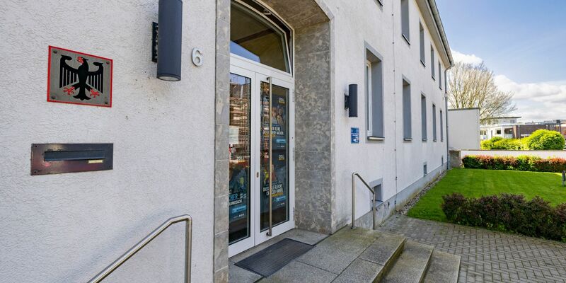 Das Zollamt in Emmerich. - Foto: Christoph Reichwein/dpa