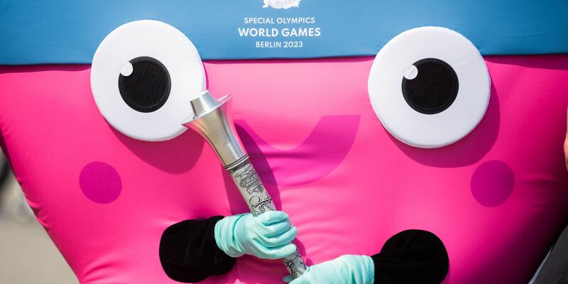 Das Maskottchen der Special Olympics World Games «Unity». - Foto: Christoph Soeder/dpa