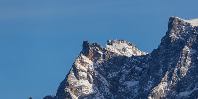 Blick aus Österreich auf die Zugspitze. - Foto: Daniel Karmann/dpa