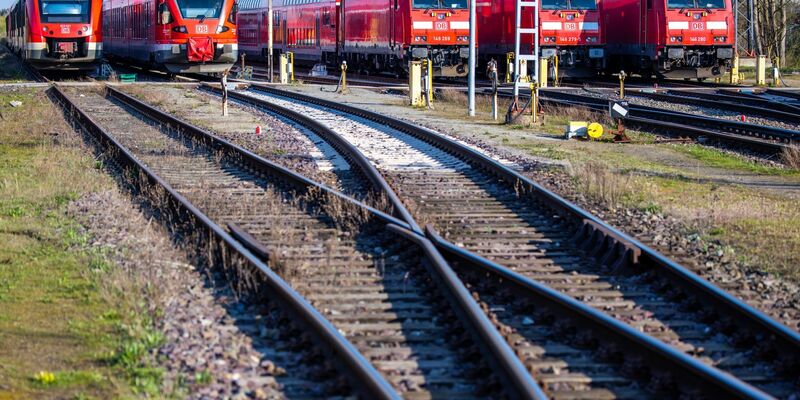 Die Bahn sperrt vorsorglich Strecken, sobald der Verdacht besteht, dass sich Menschen an oder auf den Schienen befinden. - Foto: Jens Büttner/dpa