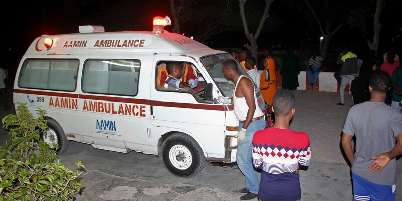 Ein Rettungswagen in Mogadischu. (Archiv) - Foto: Farah Abdi Warsameh/AP/dpa