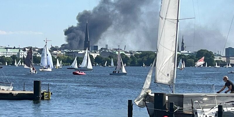 Die Rauchwolke ist über der Alster in Hamburg zu sehen. - Foto: Britta Pedersen/dpa