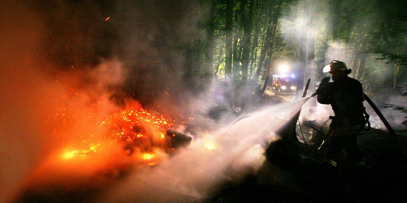 Ein Feuerwehrmann löscht im Sauerland einen Waldbrand. Experten mahnen zur Vorsicht. - Foto: Julian Stratenschulte/dpa