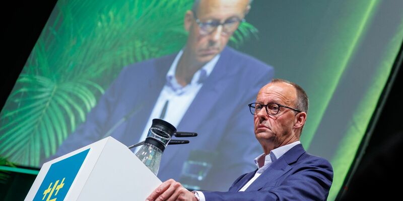 CDU-Chef Friedrich Merz will strengere Grenzkontrollen - auch vor der geplanten EU-Asylreform. - Foto: Daniel Karmann/dpa
