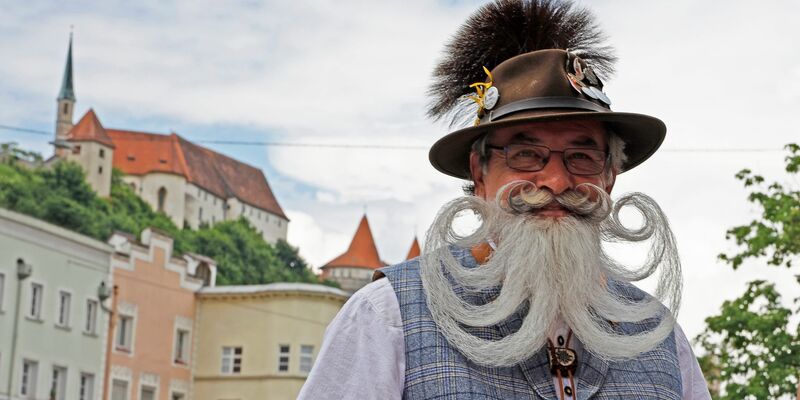 Zwei Teilnehmer unterhalten sich am zweiten Tag der Bart- und Schnurrbart-Weltmeisterschaften. - Foto: Uwe Lein/dpa