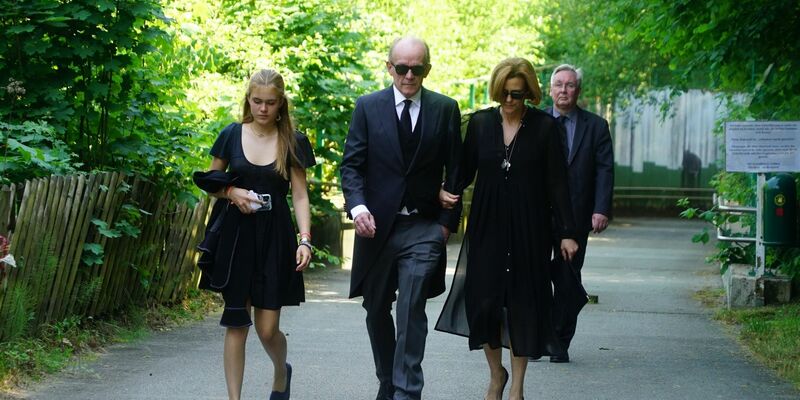 Gregor von Bismarck kommt mit Samantha Della Schiava (r) zur Beisetzung seiner Mutter, Fürstin Elisabeth von Bismarck. - Foto: citynewstv/dpa