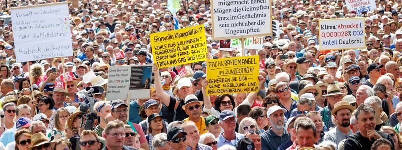 In Erding haben rund 13.000 Menschen gegen das geplante Heizungsgesetz demonstriert. - Foto: Matthias Balk/dpa