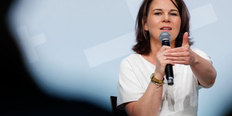 Außenministerin Annalena Baerbock hat auf dem Kirchentag auch über den Asylkompromiss gesprochen. - Foto: Daniel Karmann/dpa