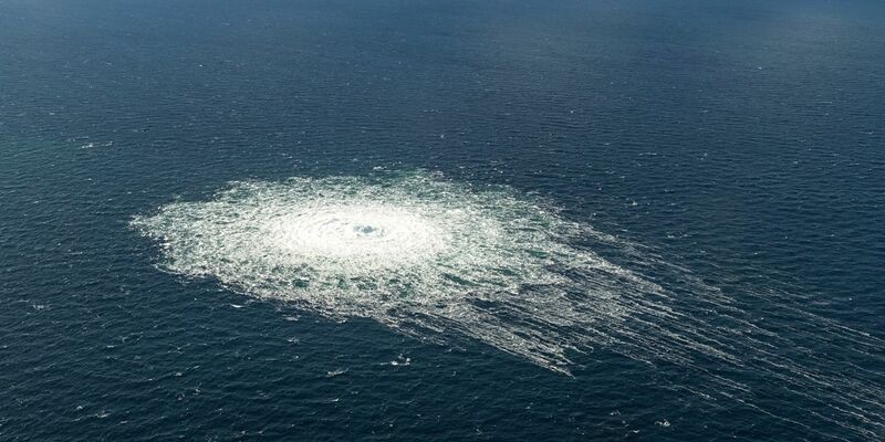 Das vom dänischen Verteidigungskommando zur Verfügung gestellte Foto zeigt am 27. September 2022 das Nord Stream 2-Gasleck in der Nähe von Bornholm aus der Luft. - Foto: -/Danish Defence Command/dpa/Archiv
