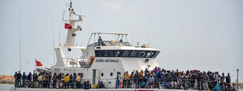 Subsaharische Migranten stehen an Bord der Küstenwache in Tunesien. - Foto: Hasan Mrad/IMAGESLIVE via ZUMA Press Wire/dpa