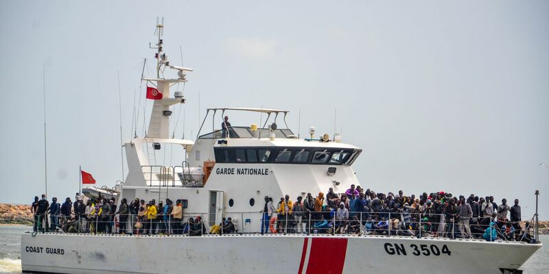 Subsaharische Migranten stehen an Bord der Küstenwache in Tunesien. - Foto: Hasan Mrad/IMAGESLIVE via ZUMA Press Wire/dpa