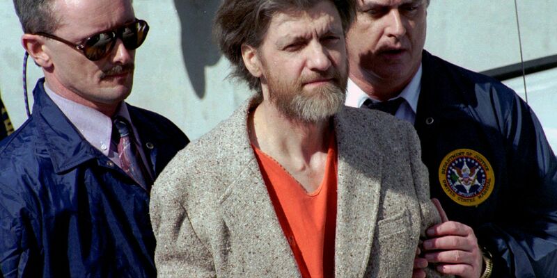 Theodore «Ted» Kaczynski wird am 4. April 1996 vor dem Bundesgericht in Helena, Montana, zu einem Auto geführt. - Foto: John Youngbear/AP/dpa