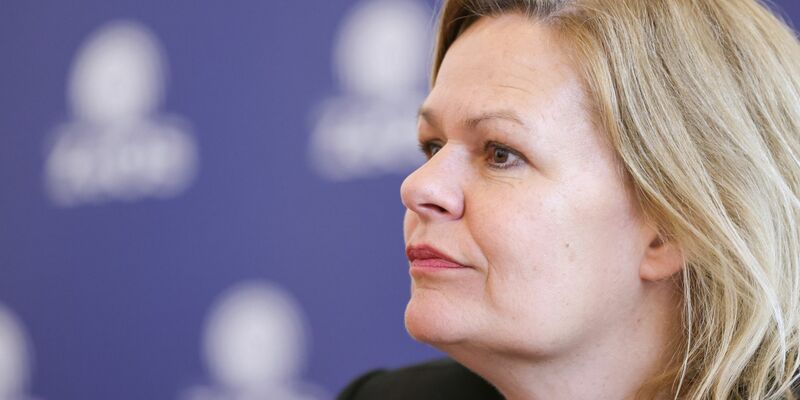 Innenministerin Nancy Faeser zu Messern in Zügen und Bussen: «Ich bin für ein Verbot.» - Foto: David Young/dpa