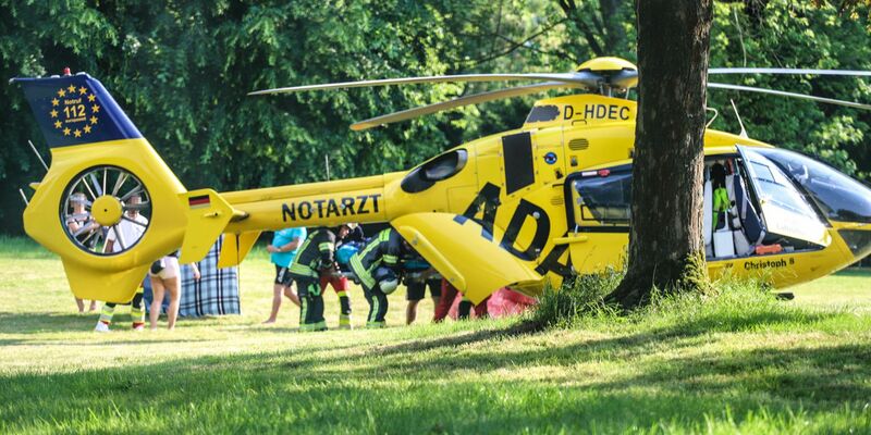 Ein Rettungshubschrauber im Naturbad am See im Einsatz, wo sich ein Kind beim Spielen schwer verletzt hat. - Foto: Alex Talash/dpa