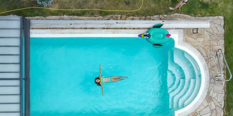 In Deutschland gibt es rund 2,1 Millionen private Pools. - Foto: Patrick Pleul/dpa