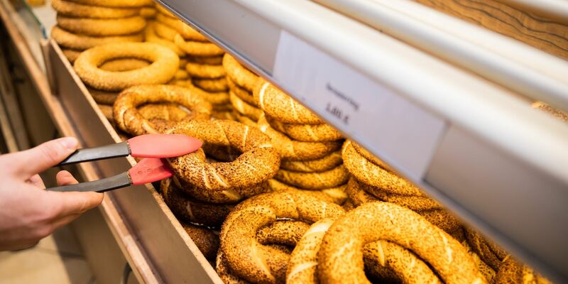 Mehl, Hefe, Wasser, Backmittel, Zucker, Traubensirup, Sesam und ein bisschen Margarine - fertig sind die traditionellen Simits. - Foto: Christoph Soeder/dpa