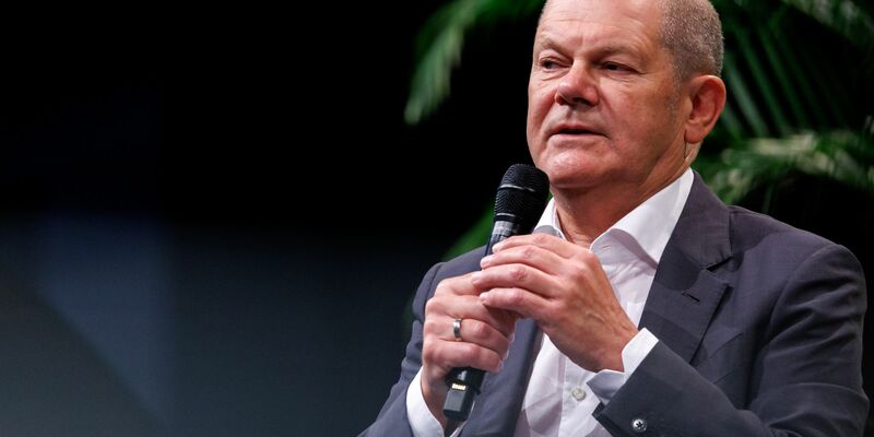 Kanzler Olaf Scholz: «Ich habe schon den Witz gemacht beim Europäischen Rat: Deutschland muss einen großen Strand am Mittelmeer haben. Denn tatsächlich kommen mehr Flüchtlinge, die über das Mittelmeer nach Europa kommen, in Deutschland an als in den Mittelmeer-Anrainer-Ländern im Einzelnen.» - Foto: Daniel Karmann/dpa
