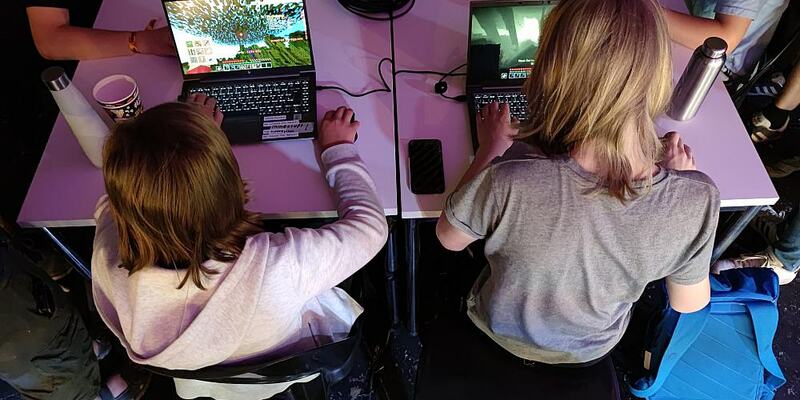 Junge Leute beim Zocken - Foto: ?ber dts Nachrichtenagentur