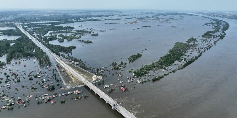 Die Zerstörung des Kachowka-Damms im Süden der Ukraine beeinträchtigt die Trinkwasserversorgung, die Lebensmittelversorgung und die Ökosysteme, die bis zum Schwarzen Meer reichen. - Foto: Uncredited/AP
