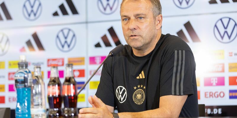 Training vor dem Länderspiel gegen Kolumbien: Hansi Flick spricht mit Robin Gosens, David Raum und Jonas Hofmann. - Foto: Jürgen Kessler/dpa