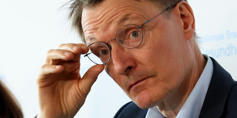 Bundesgesundheitsminister Karl Lauterbach schließt Leistungskürzungen aus: «Daher muss im nächsten Jahr der Beitragssatz steigen.» - Foto: Bernd Wüstneck/dpa