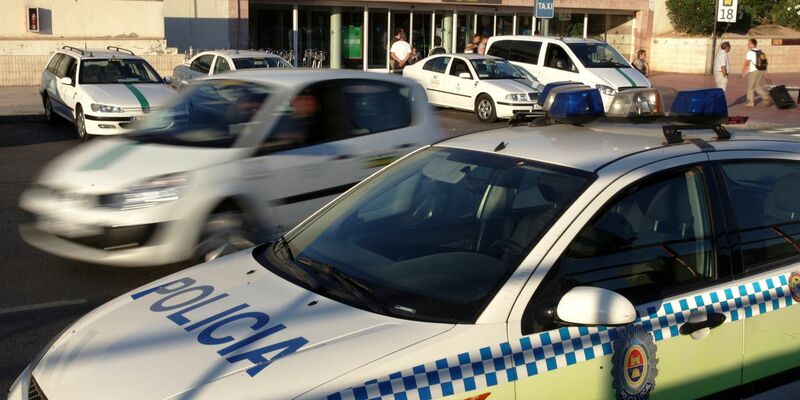 Zwei Polizisten in Spanien wollten in einem Nachbarschaftsstreit schlichten. Einer von ihnen kam dabei ums Leben. (Symbolbild) - Foto: Alexander Rüsche/dpa